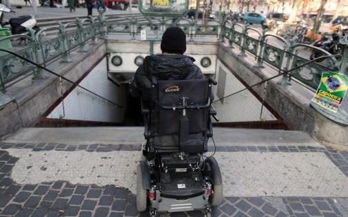 http://media.rtl.fr/online/image/2014/0211/7769634214_un-handicape-a-l-entree-d-une-station-de-metro-a-paris-le-19-fevrier-2013-l-apf-fait-un-constat-accablant-de-l-accessibilite-des-villes.jpg
